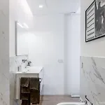 - Duomo And Navigli, Bright With Balcony Appartement