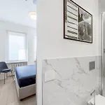 Appartement - Duomo And Navigli, Bright With Balcony Milaan