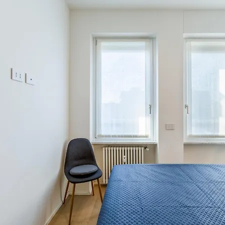 - Duomo And Navigli, Bright With Balcony Appartement
