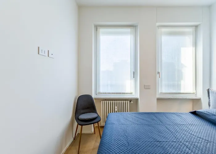 - Duomo And Navigli, Bright With Balcony Appartement