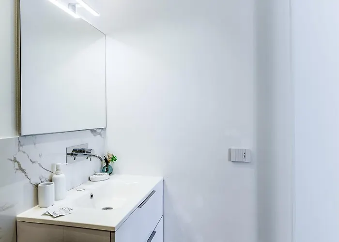 Appartement - Duomo And Navigli, Bright With Balcony
