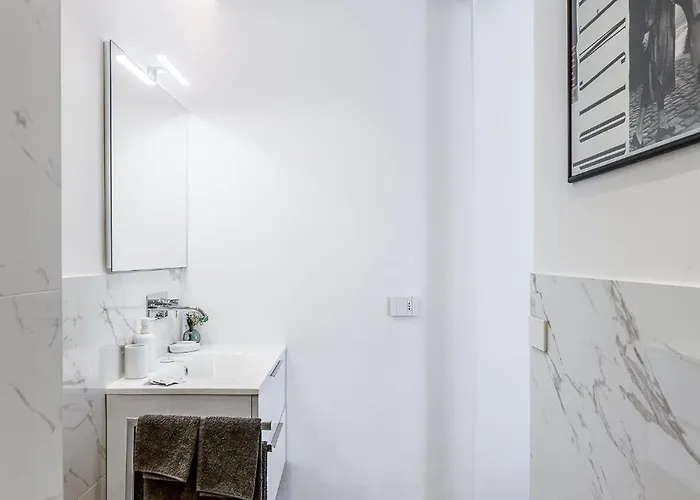 - Duomo And Navigli, Bright With Balcony Appartement