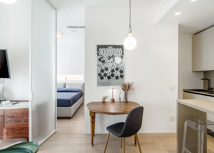 Appartement - Duomo And Navigli, Bright With Balcony Milan