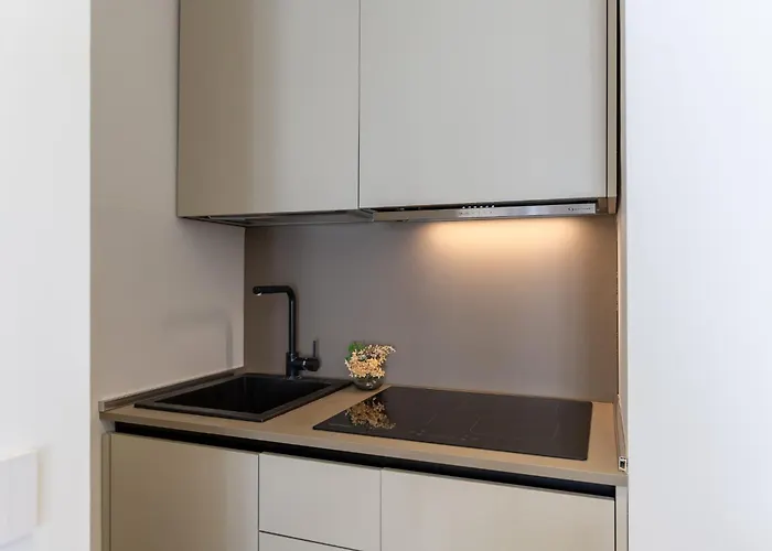 - Duomo And Navigli, Bright With Balcony Appartement