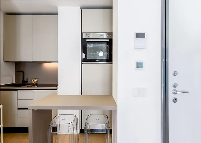 Appartement - Duomo And Navigli, Bright With Balcony *