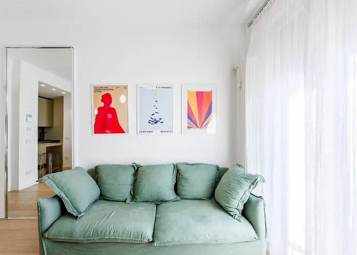 - Duomo And Navigli, Bright With Balcony Appartement